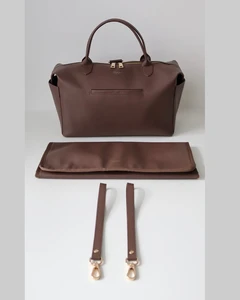 Le sac ALBA brun avec son matelas à langer et ses attaches poussette