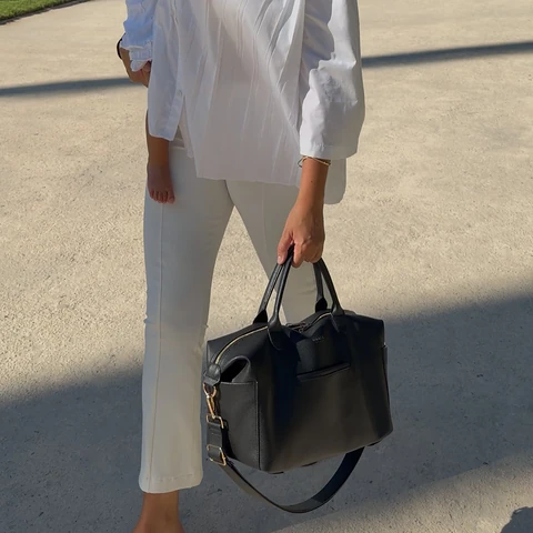 Le sac ALBA noir porté à la main