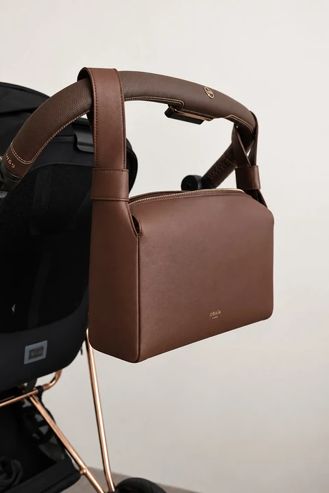 Le sac MILA accroché à la poussette